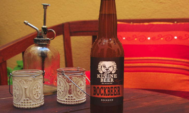 Bockbeer van Kleine Beer op tafel